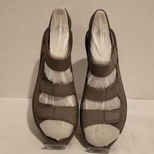 BRAND NEW CLARKS SANDALS IN SAGE GREEN SIZE 10